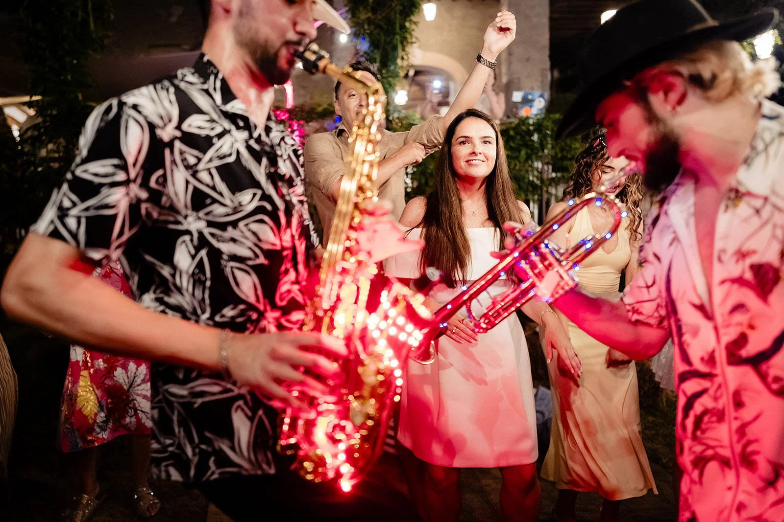 2. Guests dancing at welcome drinks in the hills outside Rome-14.jpg