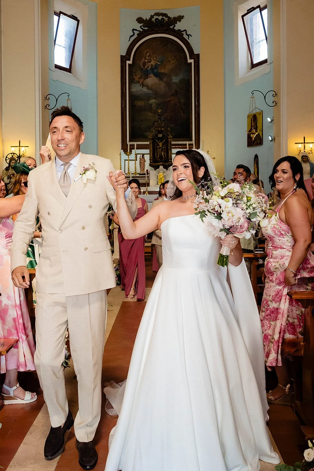 9. Guests with fans in the chapel during a July wedding near Rome-3.jpg