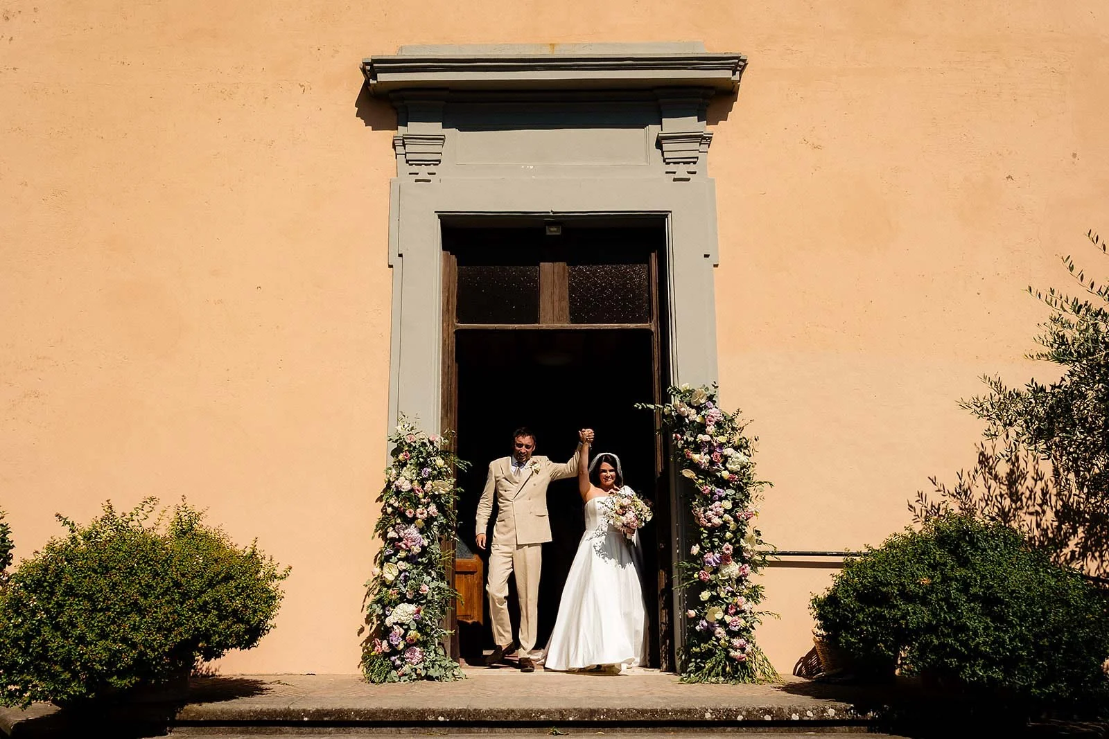 9. Guests with fans in the chapel during a July wedding near Rome-6.jpg