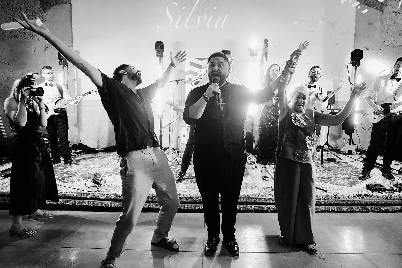 14. Niamh singing Zombie on stage with The Gloves at her Borgo di Tragliata wedding-8.jpg