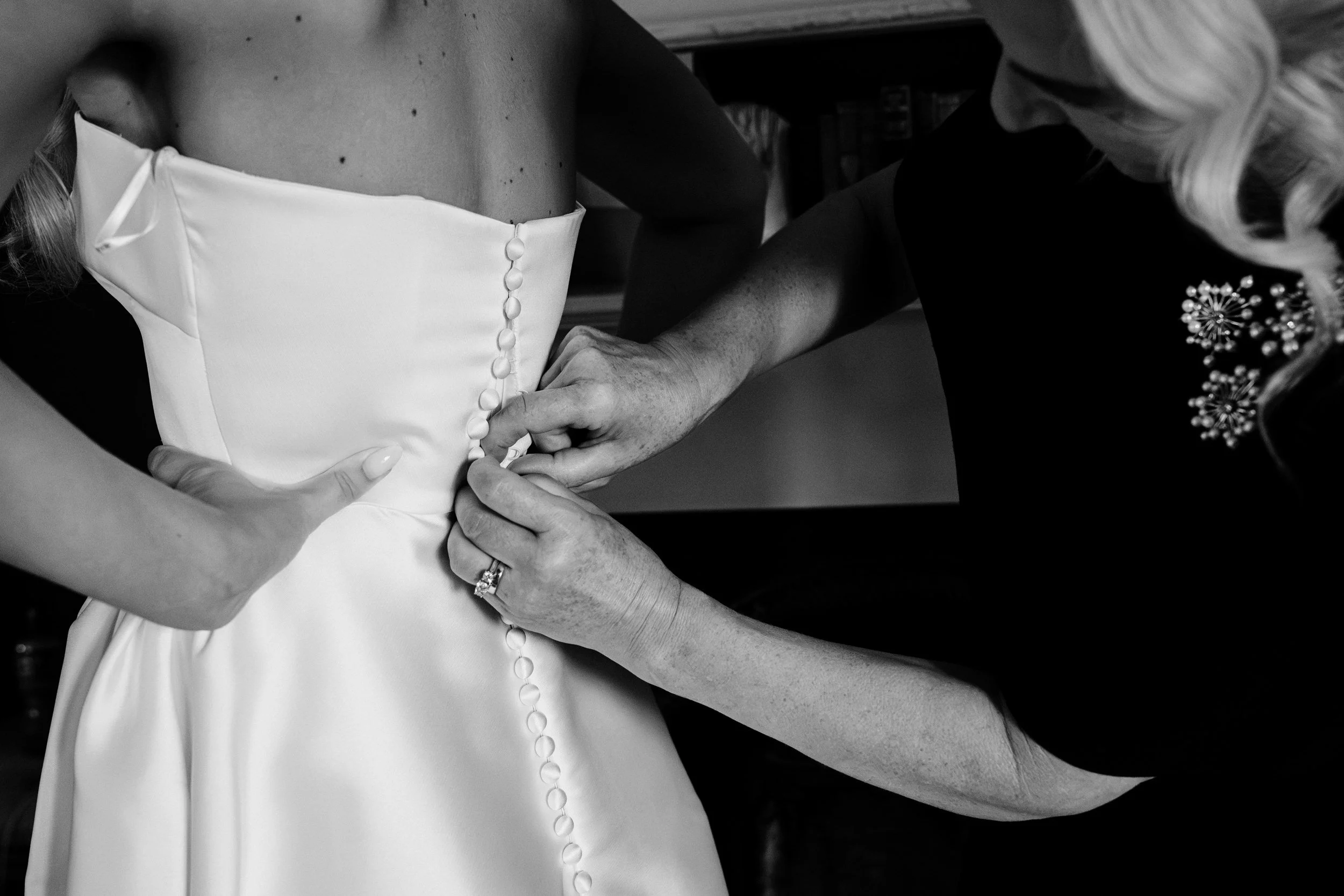 galgorm-wedding-photographer-holly-matt-08-buttoning-the-dress.jpg
