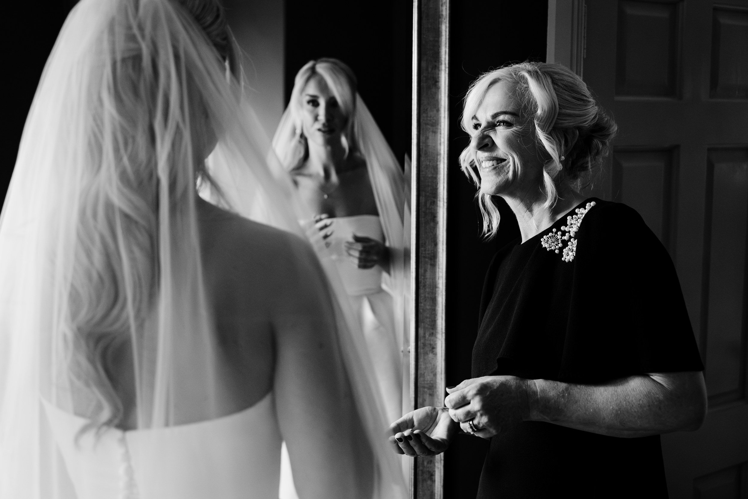 galgorm-wedding-photographer-holly-matt-13-holly-and-mum-at-the-mirror.jpg