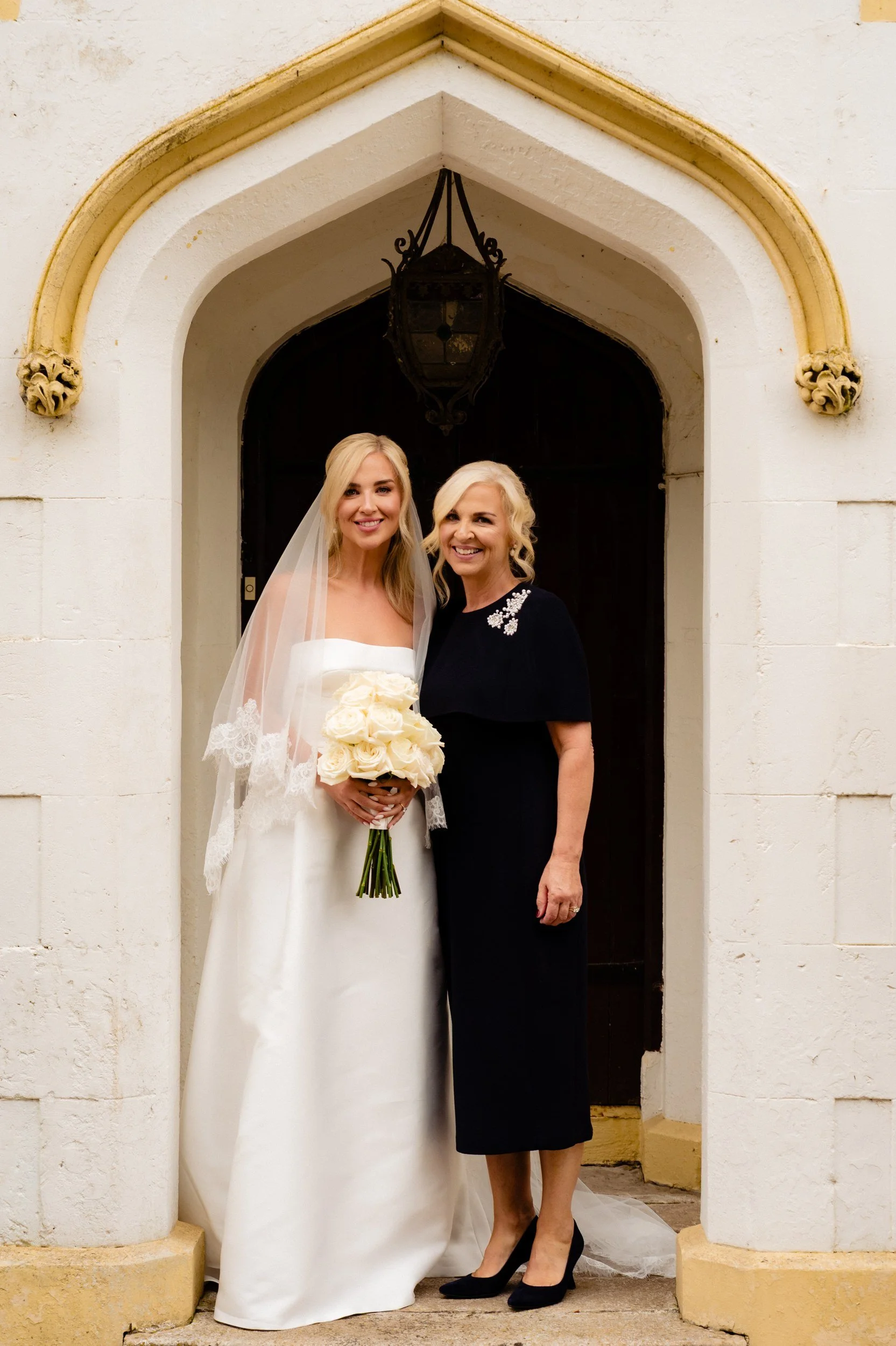 galgorm-wedding-photographer-holly-matt-19-holly-and-mum-in-the-doorway.jpg