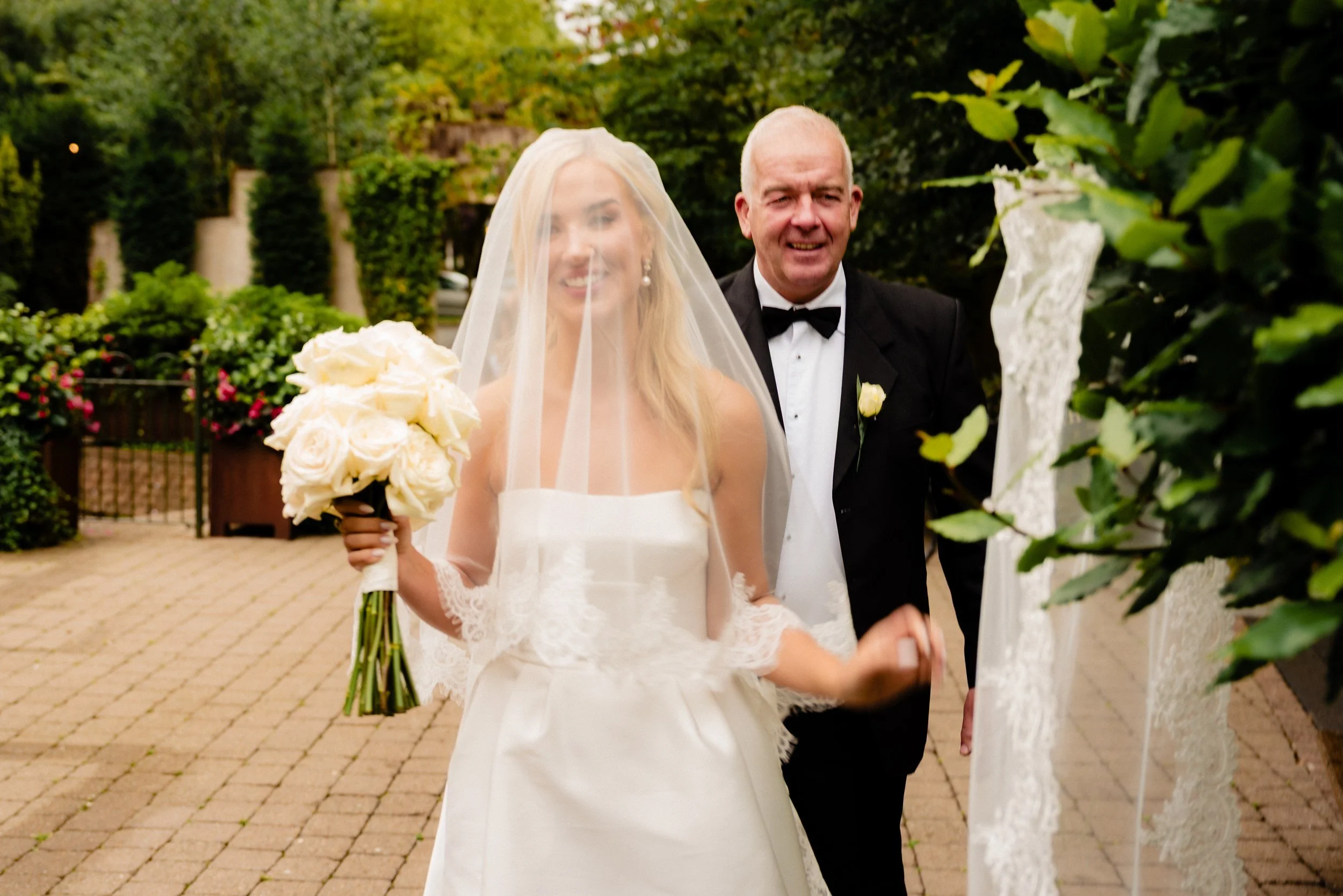galgorm-wedding-photographer-holly-matt-30-holly-and-dad-arrive.jpg