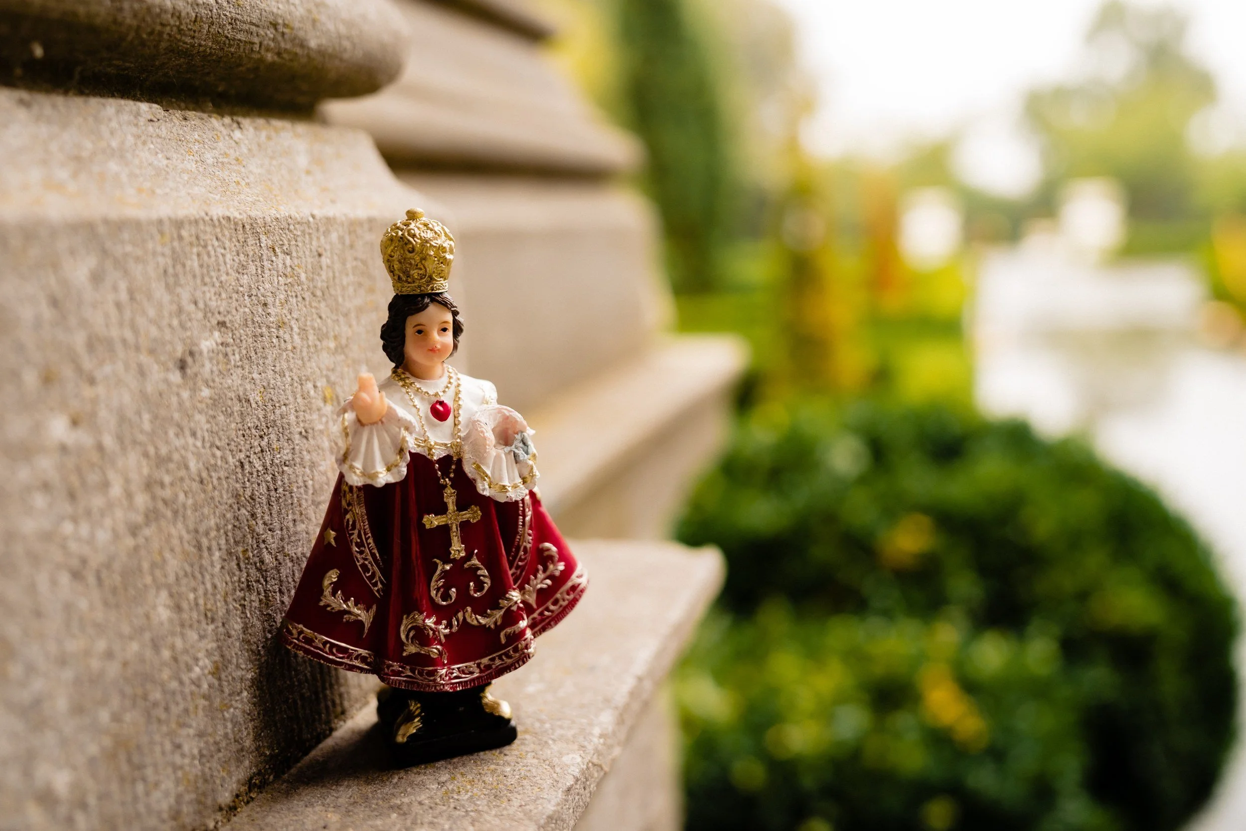 tinakilly-wedding-photographer-laura-james-02-child-of-prague-on-the-windowsill.jpg