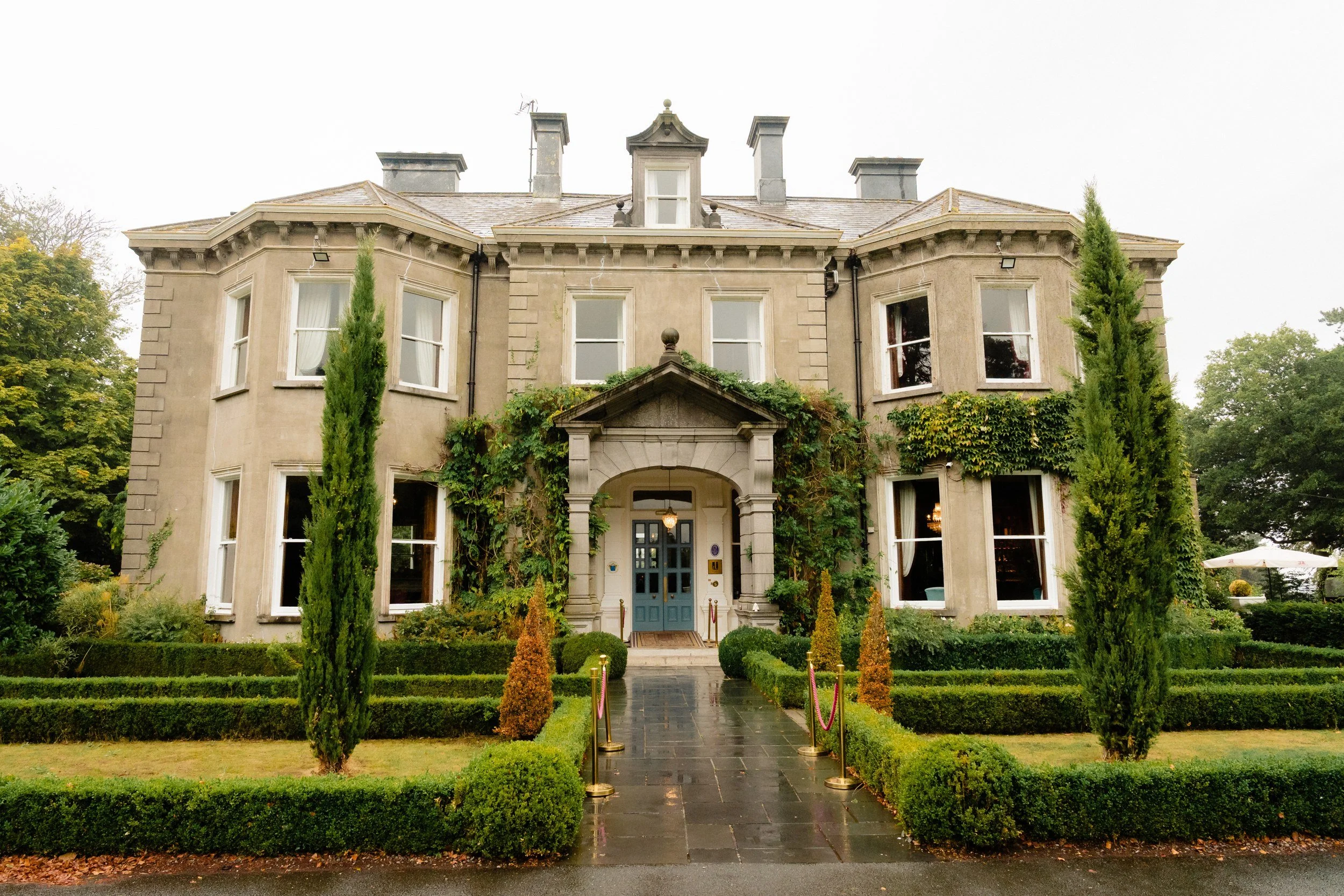 tinakilly-wedding-photographer-laura-james-01-tinakilly-house-in-the-rain.jpg