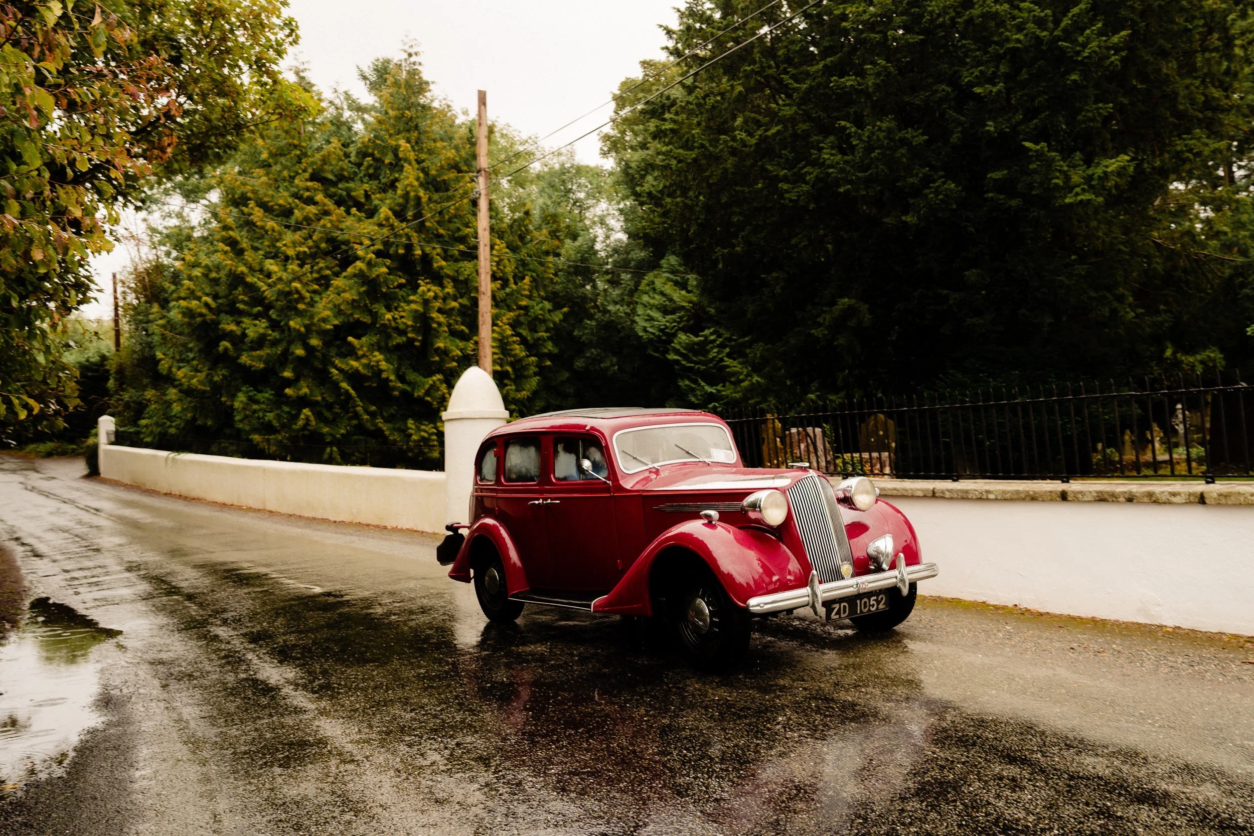 tinakilly-wedding-photographer-laura-james-17-vintage-car-arrives-at-kilquade.jpg