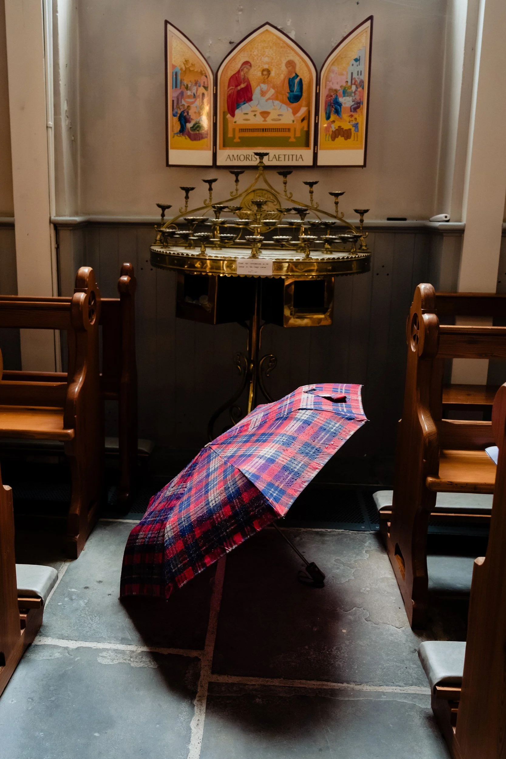 tinakilly-wedding-photographer-laura-james-28-umbrella-on-a-church-chair.jpg
