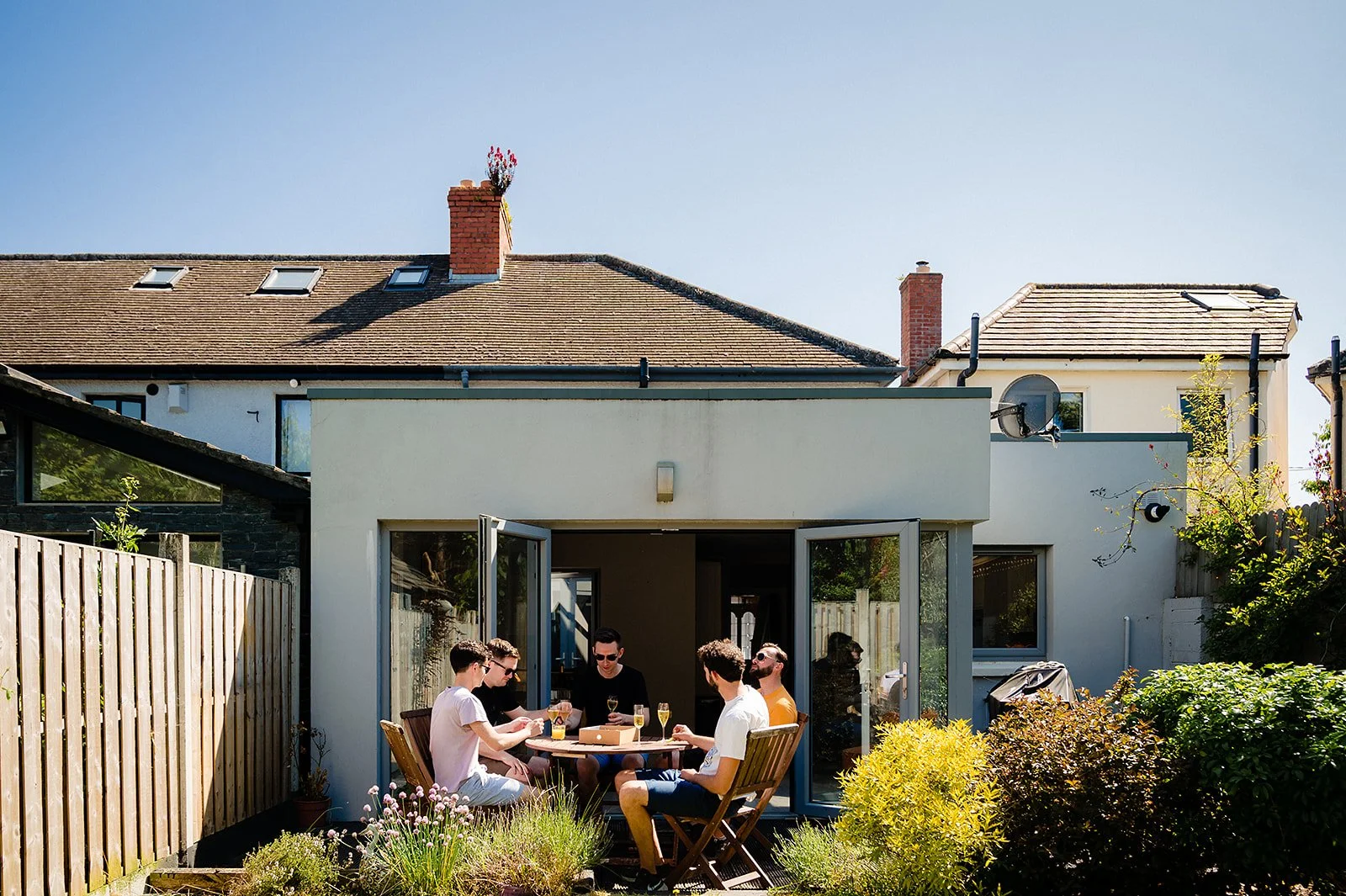 marco-pierre-white-wedding-photographer-elle-iain-05-back-garden-in-the-june-sun.jpg