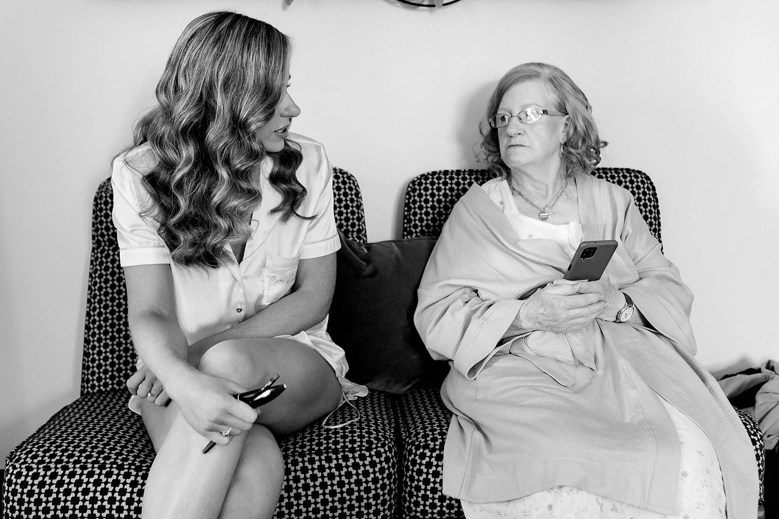 marco-pierre-white-wedding-photographer-elle-iain-09-elle-and-her-mum-on-the-couch.jpg