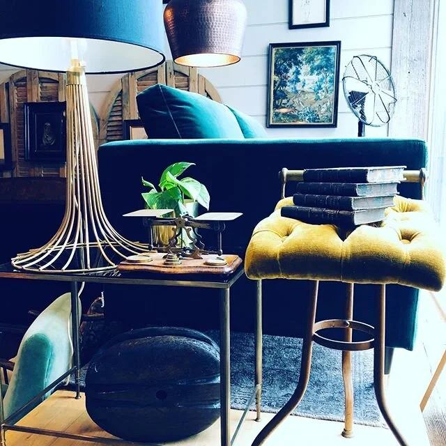 #reallycoolthings #welove #gettingonwithitanyway we had @englandshiddengems photographer #intheshop getting ready for the #Nottinghill version #stayingpositive❤️ #lovelythingsmakeusmile