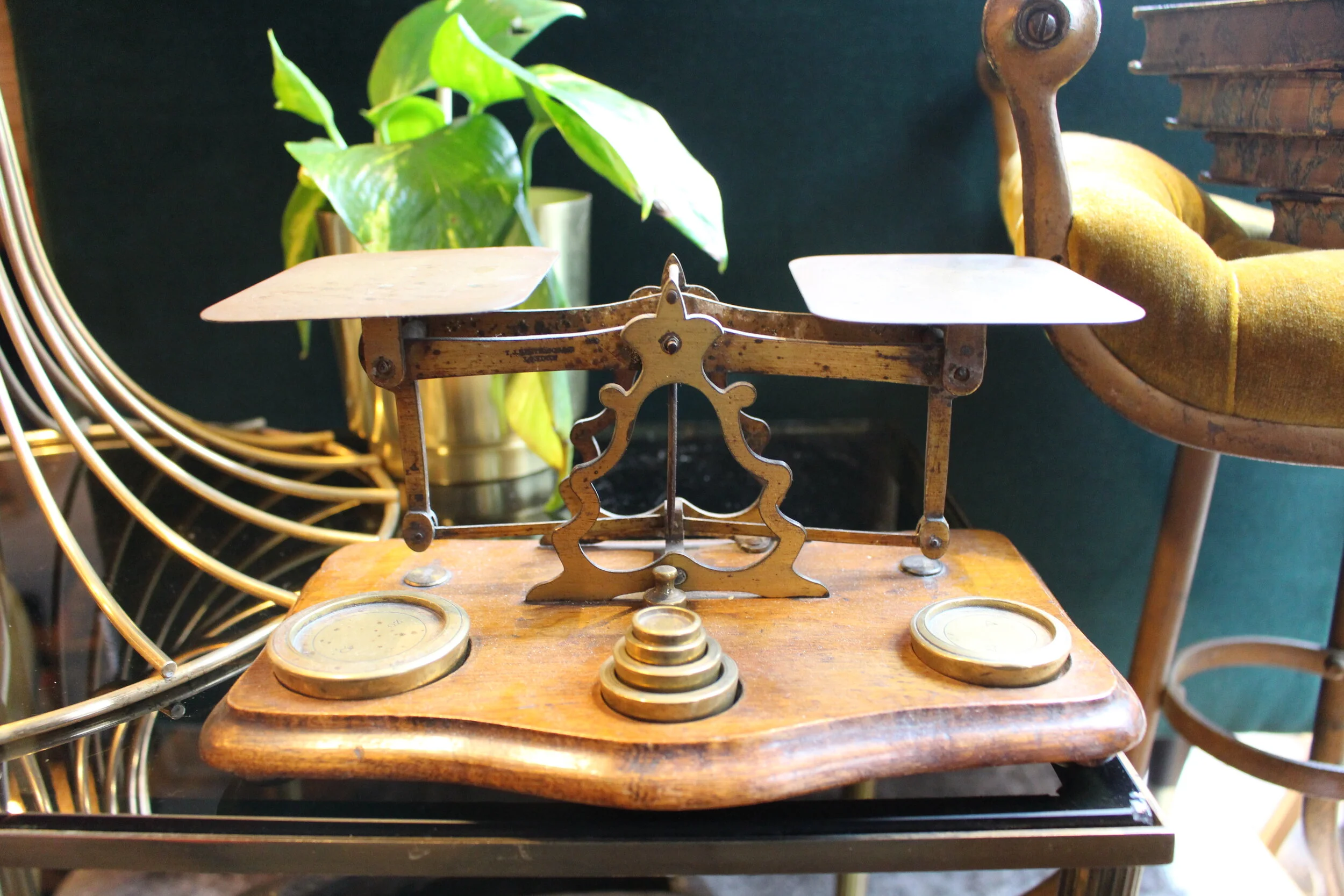 ANTIQUE VINTAGE BRASS &amp; WOOD BASE  LETTER SCALES &amp; WEIGHTS