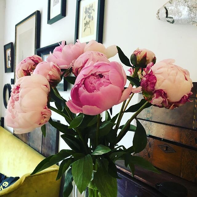 #pinkisin Thankyou to #myfabulousfriend @katy.cappi for the flowers as we won&rsquo;t have a gorgeous day out in Chelsea  @the_rhs this year - we can&rsquo;t wait for next next year ❤️🥂🌺🌸🌼