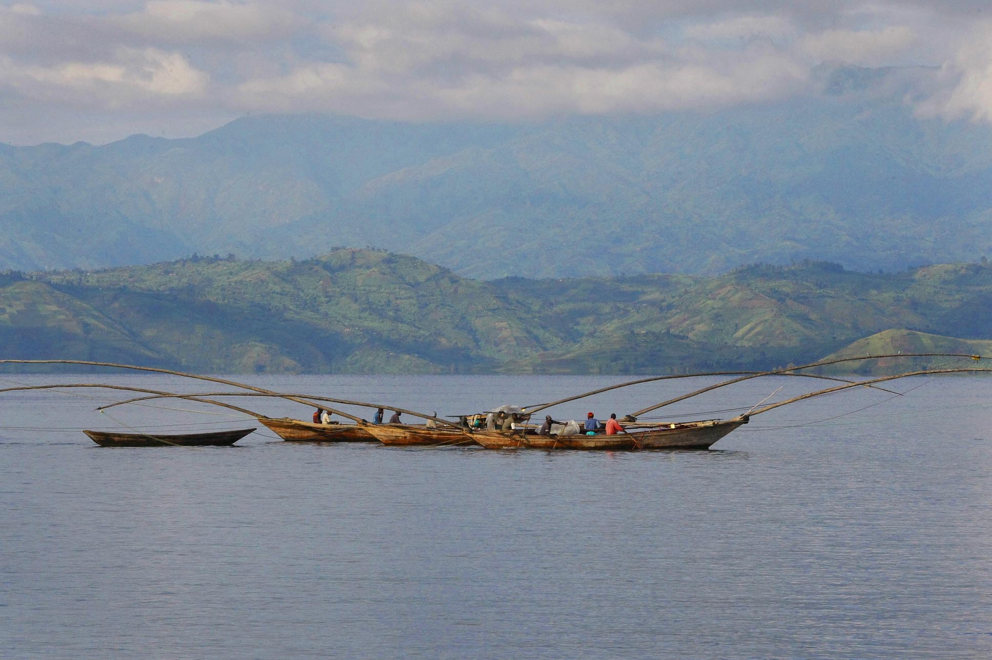 Lake_Kivu,_boats.jpg