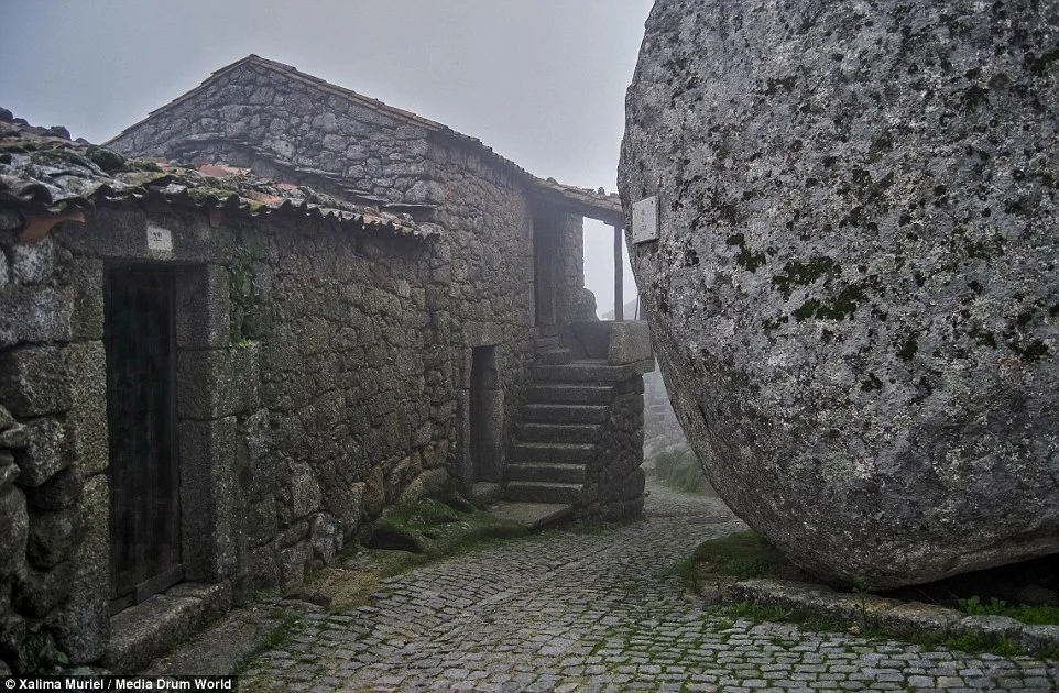 MONSANTO_PORTUGAL_A_bould1.jpg