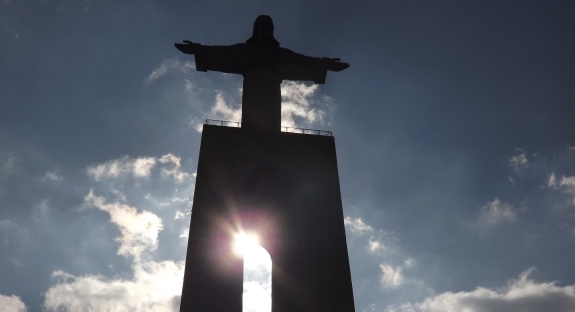 La estatua de Cristo está muy por encima de Lisboa