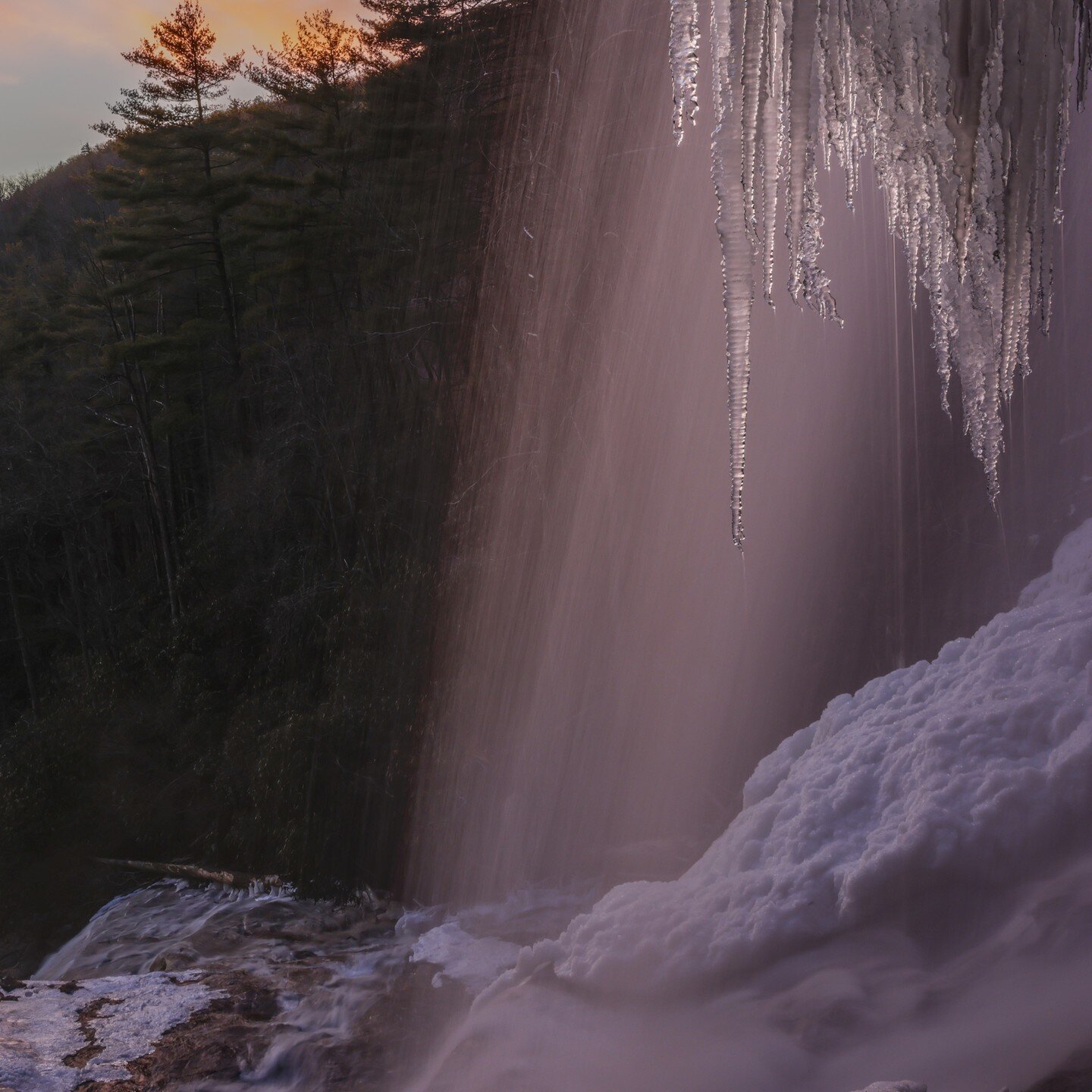 Never know what you'll get into with @wncphototours! Now I can say I experienced a sunset behind a frozen waterfall.

tell your story &lt;|&gt; see you soon

#ncwaterfall #adventure #frozen #ice #icicles #greatmemory #tightquarters #canon #sigmalens 