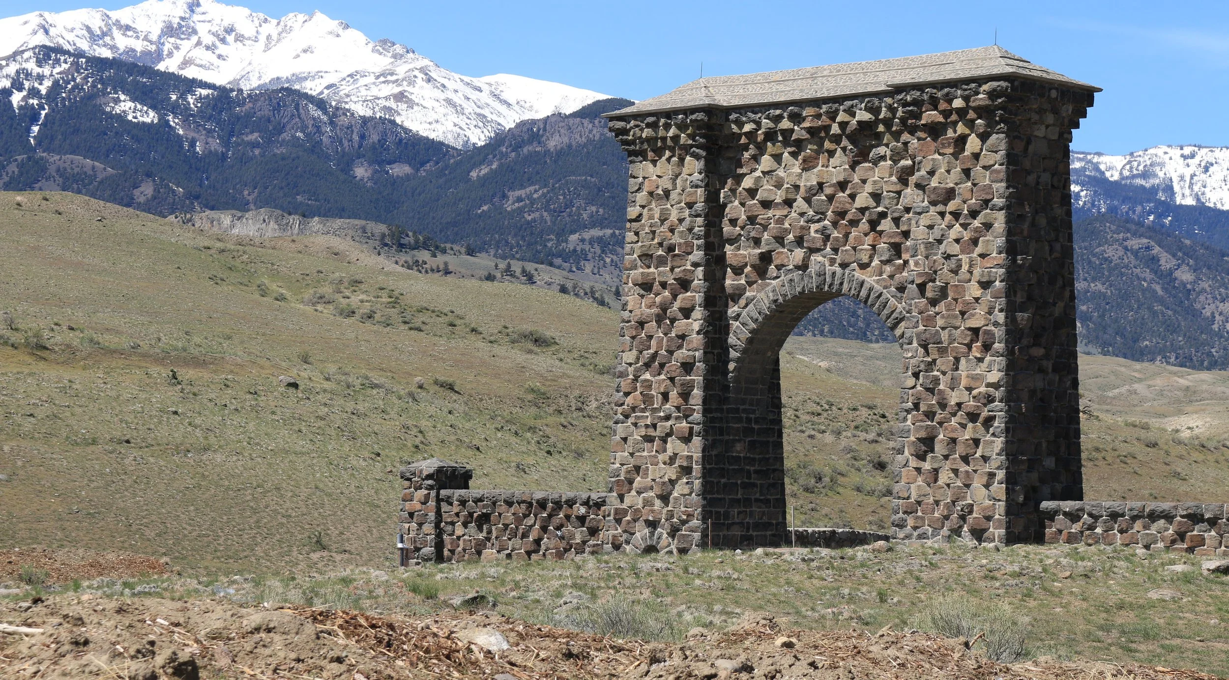 Yellowstone_Roosevelt_Arch.JPG