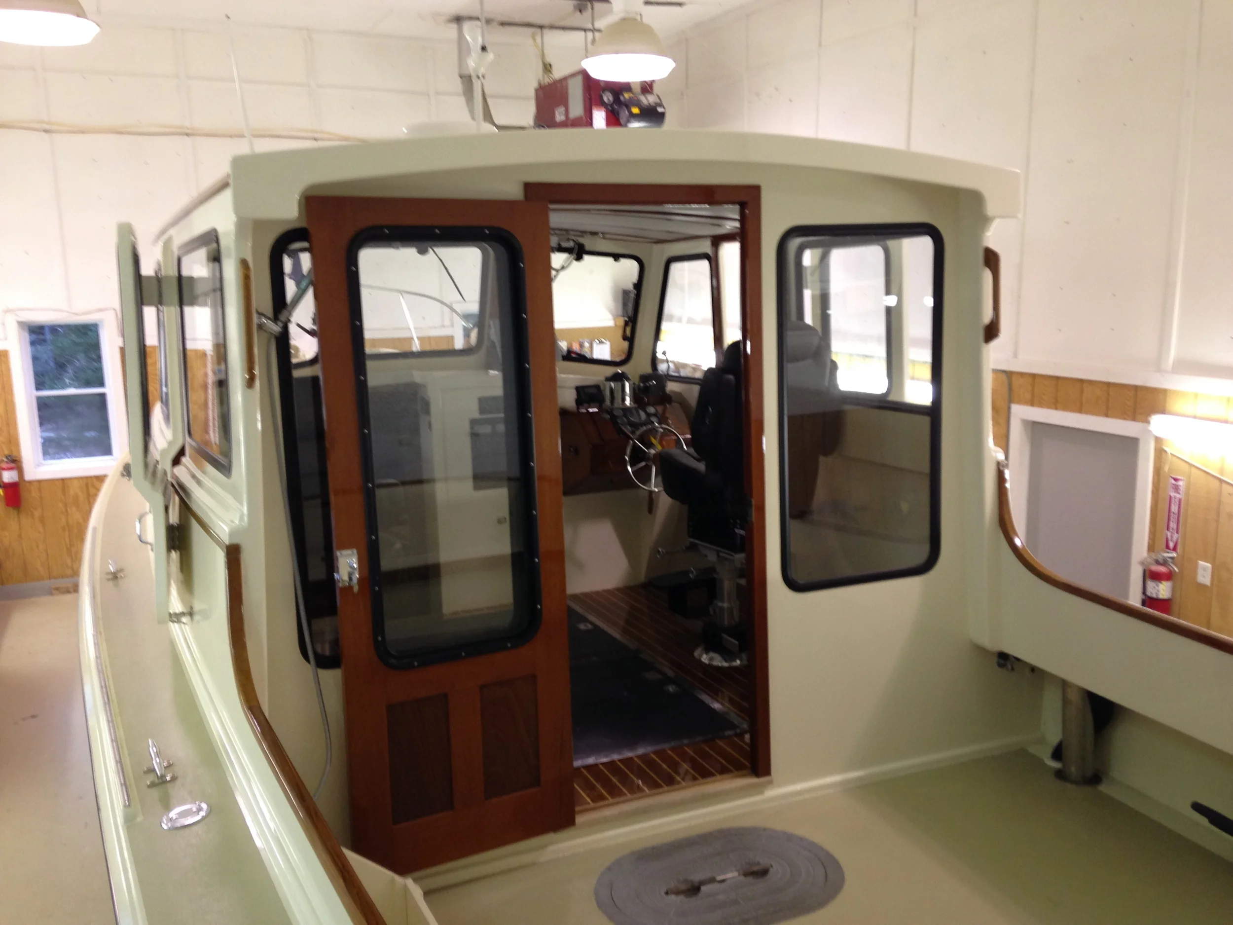  Large windows provide a smooth transition from the pilot house to the cockpit. 