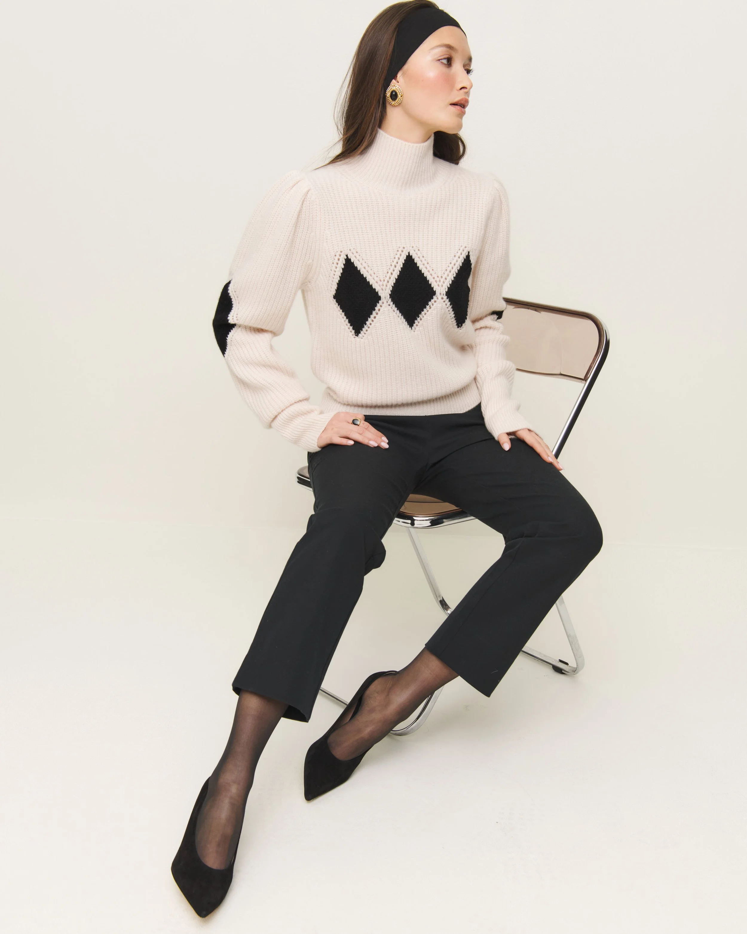 2024_10_30_DIAMOND_CASHMERE_TURTLENECK.1316742.CREAM_BLACK_078.jpg