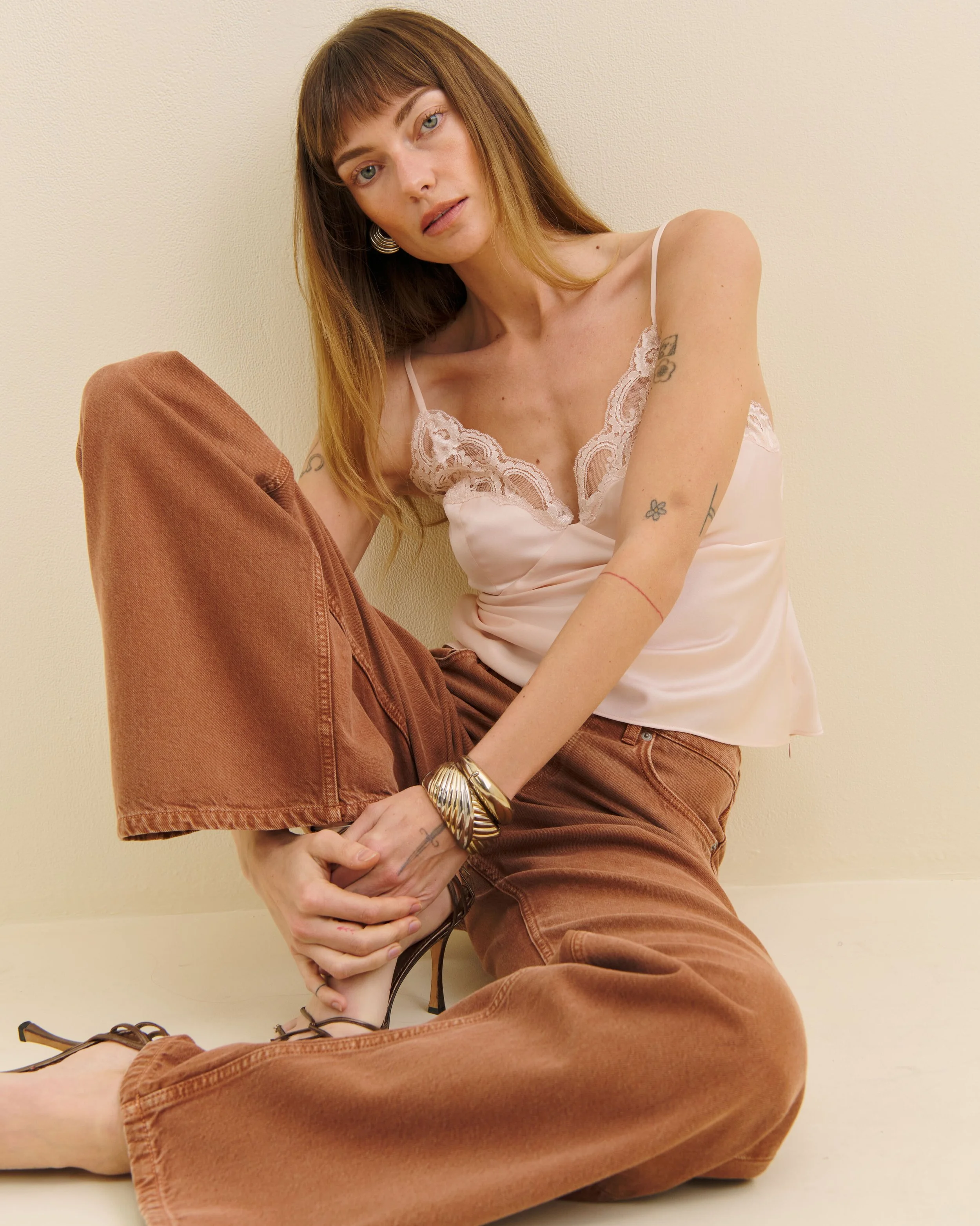2025_02_05_CARY_LOW_RISE_SLOUCHY_WIDE_LEG_JEANS.1313451.SUN_FADED_MINK_093.jpg