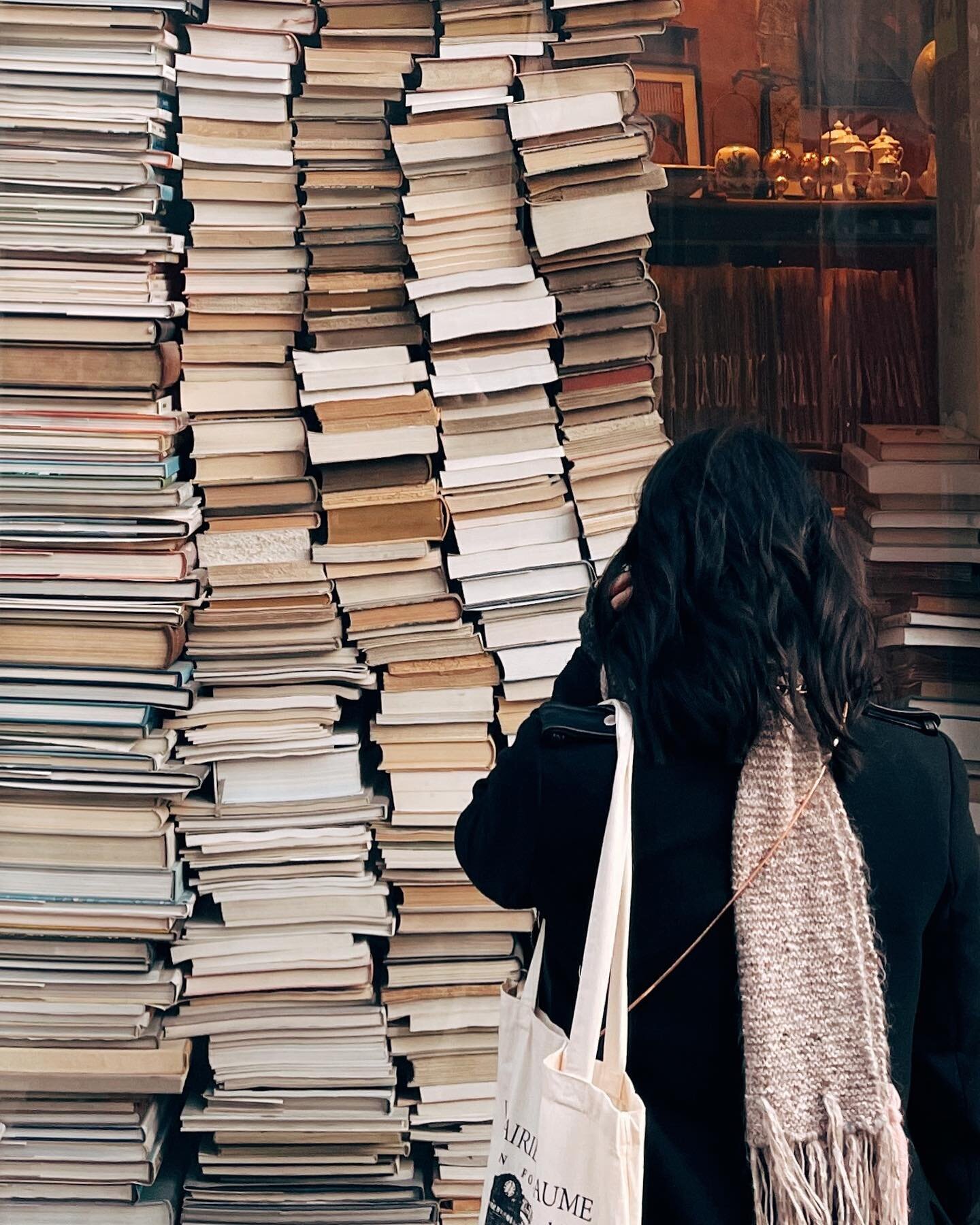 Stacks on stacks of things to be grateful for.
📍Galerie Vivienne, Paris
📸 @lis__smith
#parisarchitecture #jetaimeparis #galerievivienne #thisisparis #bookstagram #bookshop