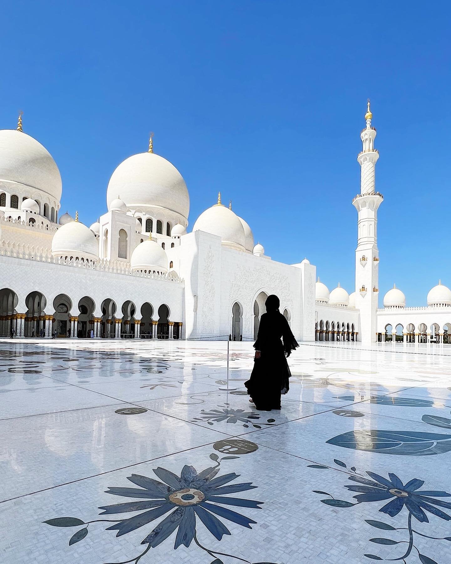 🌙 
Built as a symbol of peace, love, and tolerance.
📍Shiekh Zayed Grand Mosque @szgmc_ae, UAE.
📐 Yusef Abdelki
#abudhabi #uae #inabudhabi #sheikhzayedgrandmosque #grandmosqueabudhabi #visitabudhabi
