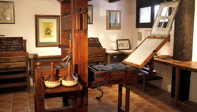 Printing press similar to the one used to print Don Quixote , at the site of Juan de la Cuesta's print shop