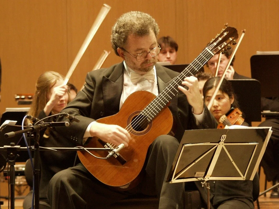 Manuel Barrueco: Premiere of “Folias” with Galicia Symphony and Víctor Pablo Pérez, December 2001 (Photo credit: Stephen Spartana)
