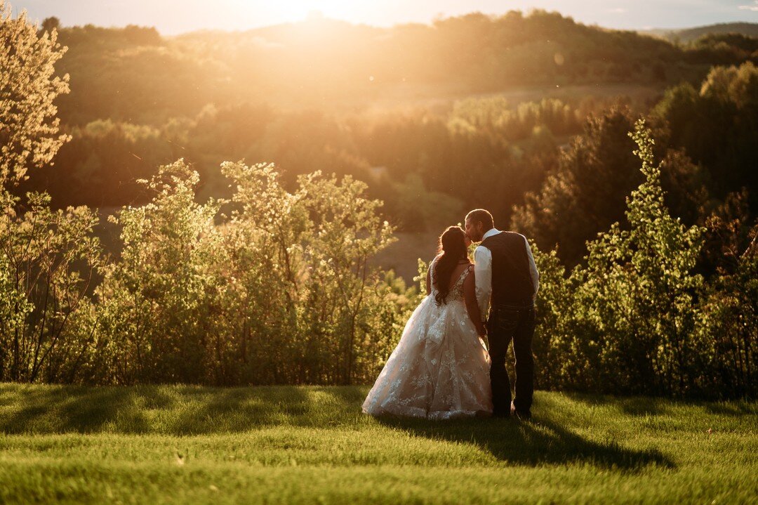 Take a look at this sweet golden hour with this golden couple. ☀️
#midwestphotography #wedding2022 #suppertlocalbusiness #localstrong #weddingfilm #weddongvideographer #weddingphotographer #smallbusiness #weddingvibes #goldenhour #midwestgoldenhour #