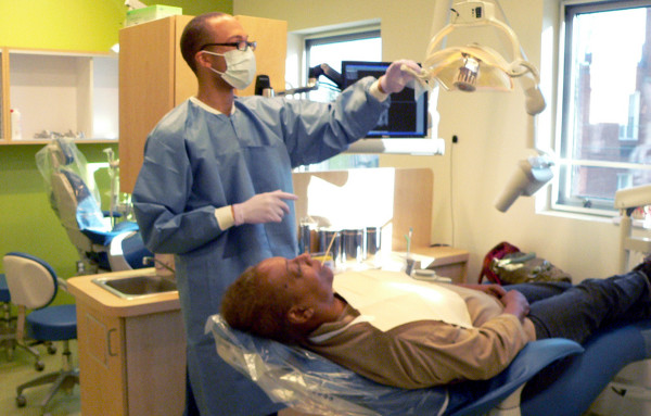 Dr. Steven Myles treats a dental patient at Bread for the City.