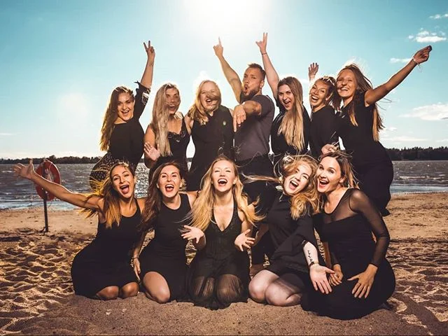 I got a privilege to take photos of this bachelorette party group at the beach about a week ago. Love how these turned out even though the wind was blowing right at us and fast! 😁👌🏼 #beach #bachelorette #party #helsinki #sun #sunset #lady #bride #