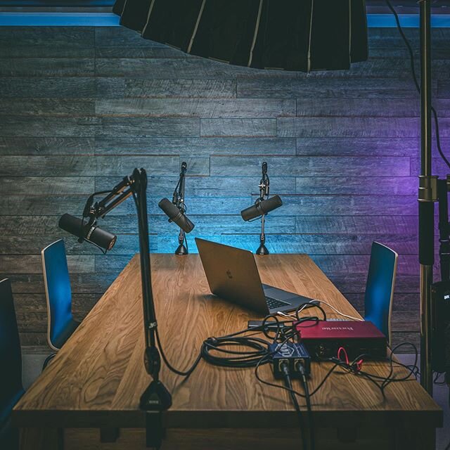 Suunnitteletko podcastia? Sinulla tarvitsee olla vain idea podcastille, me autamme sinua saamaan sen maailmalle mahdollisimman helposti, nopeasti ja vaivattomasti - radiotasoisella äänellä. Sinun tarvitsee vain tulla paikalle ja puhua.