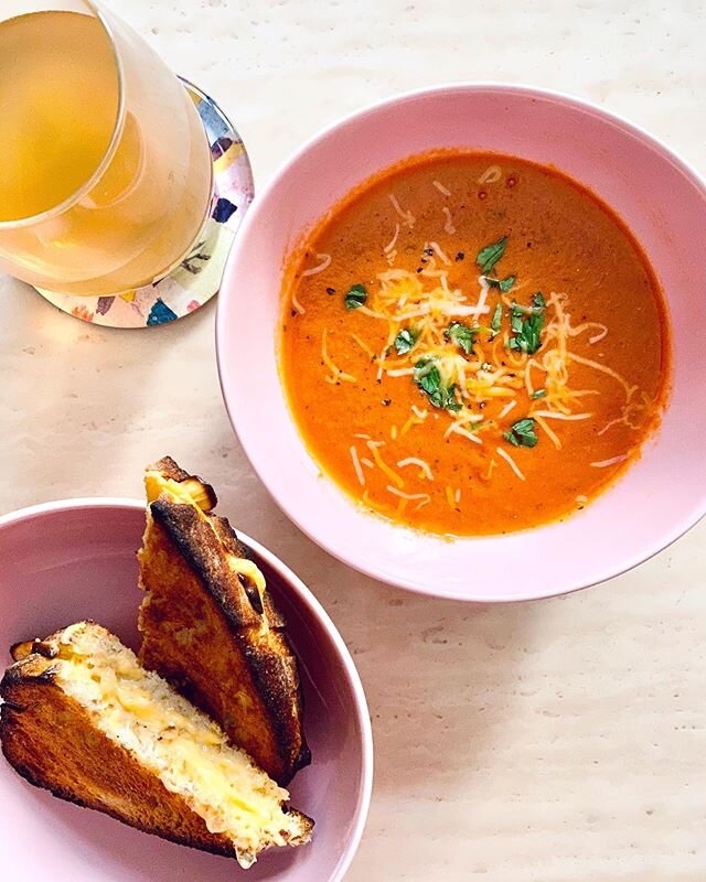 I slurped &amp; crunched my way through a #zoommeeting thanks to @amyinthekitchenrecipes homemade tomato soup (that dash of cinnamon is 👌!) and oven &quot;grilled&quot; cheese...made with #kraftsingles of course 🧀 #quarentinecooking #quarentinekitc