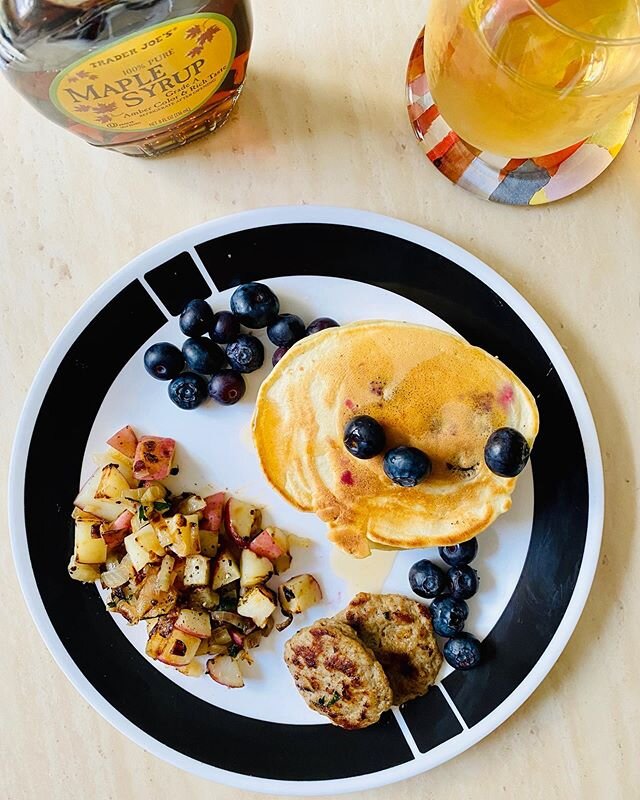 Blue. Berry. Pan. Cakes 🥞 And home fries &amp; breakfast sausage. This is how we (I 😭) brunch. Only two pancakes out of this batch came out circular but  luckily I enjoy eating other shapes too. #quarentinecooking  #quarentinekitchen #brunch #nyc #