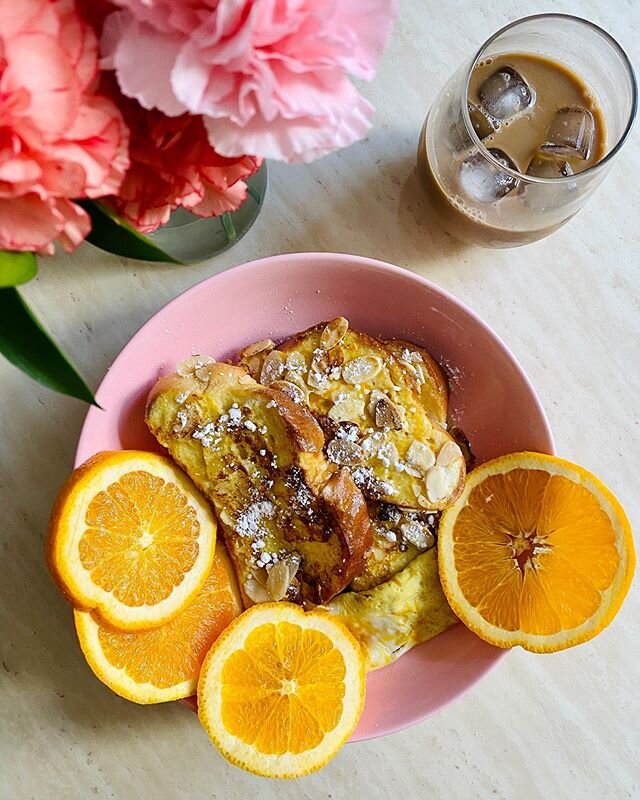 For today's family FaceTime brunch: French toast amandine &agrave; la @samsifton @nytcooking with orange zest &amp; oranges 🍊Yes, I bought confectioner's sugar expressly for this purpose #familytime #mothersday #quarentinecooking #homemade #nyc #bru