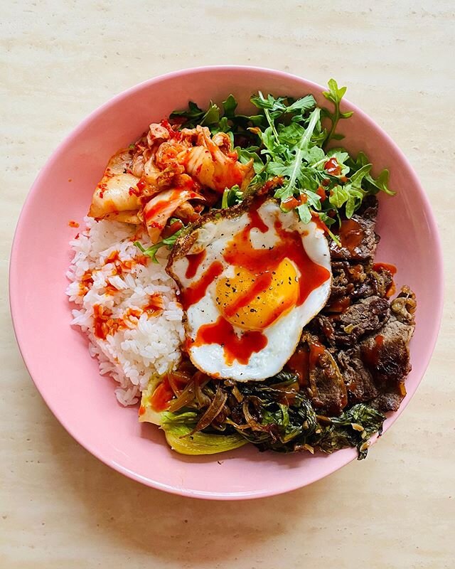 Beef bulgogi bowl, anyone? 🤩 Drizzled with #gochujang naturally. Also, a fried egg on top of anything and everything, please. Half my Hmart order was out of stock but at least the beef made it. #quarentinecooking #nyc #koreanbbq #homemade