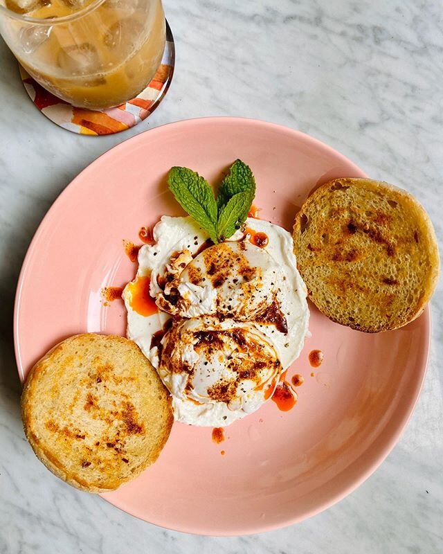 My first ever #poachedeggs were a success! ➡️ for a glimpse of that yolk 🤩 Another delicious FaceTime family #brunch thanks to @testkitchen and this &ccedil;ilbir recipe by @juliamoskin @nytcooking that brings together garlic, Greek yogurt, and butt