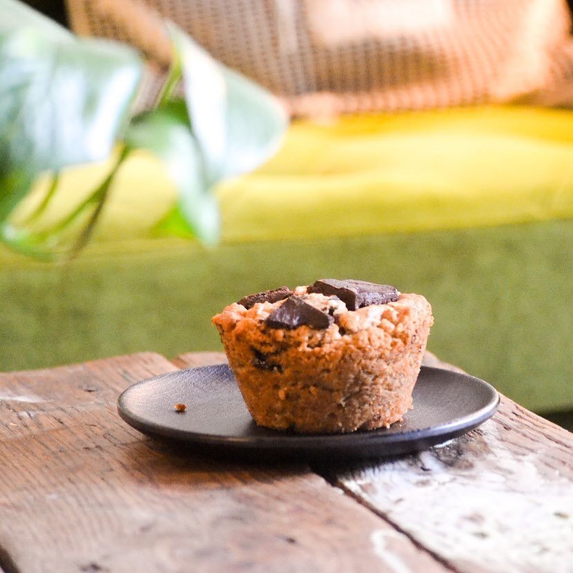 Rainy days take us back to the classics. Come get cozy with a wholesome chocolate chip muffin, topped with our very own house-made choc! 
.
📸 credit @photogjulianna