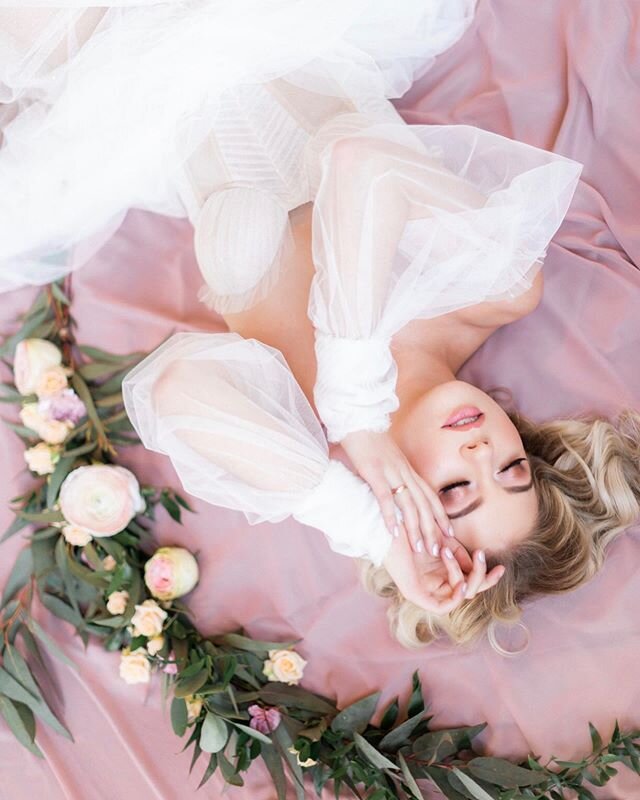 Our sleeping beauty,  Domka @klewiczdominika 🌸
.
Dress @sylwia.kopczynska_official
Organization @wytworniaslubow
Flowers @daszewskaflorist
Makeup @makeupannatrepa
Venue @zielonabrama_przywidz
.
.
#fineartbride #fineartweddingphotographer #fotografsl