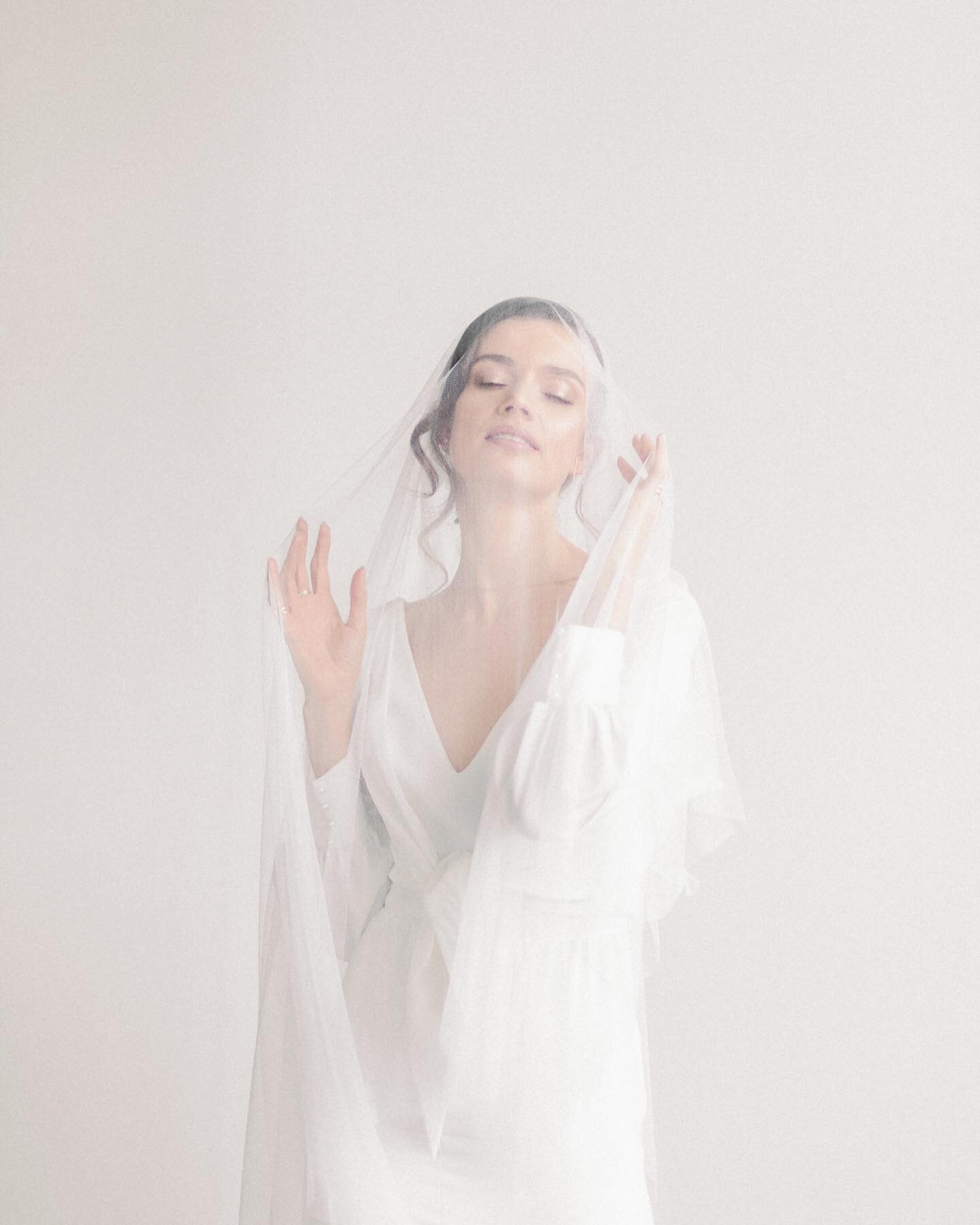 Beauty comes from tenderness ✨
.
Organization @pureloveweddings_
Flowers @flowerstories.pl
Model @drdpauline
Dress @warsaw_poet
.
#fineartphotography #fineartbride #fineartweddingphotographer #fineartweddings #weddingdress #sukniaslubna #fotografslub