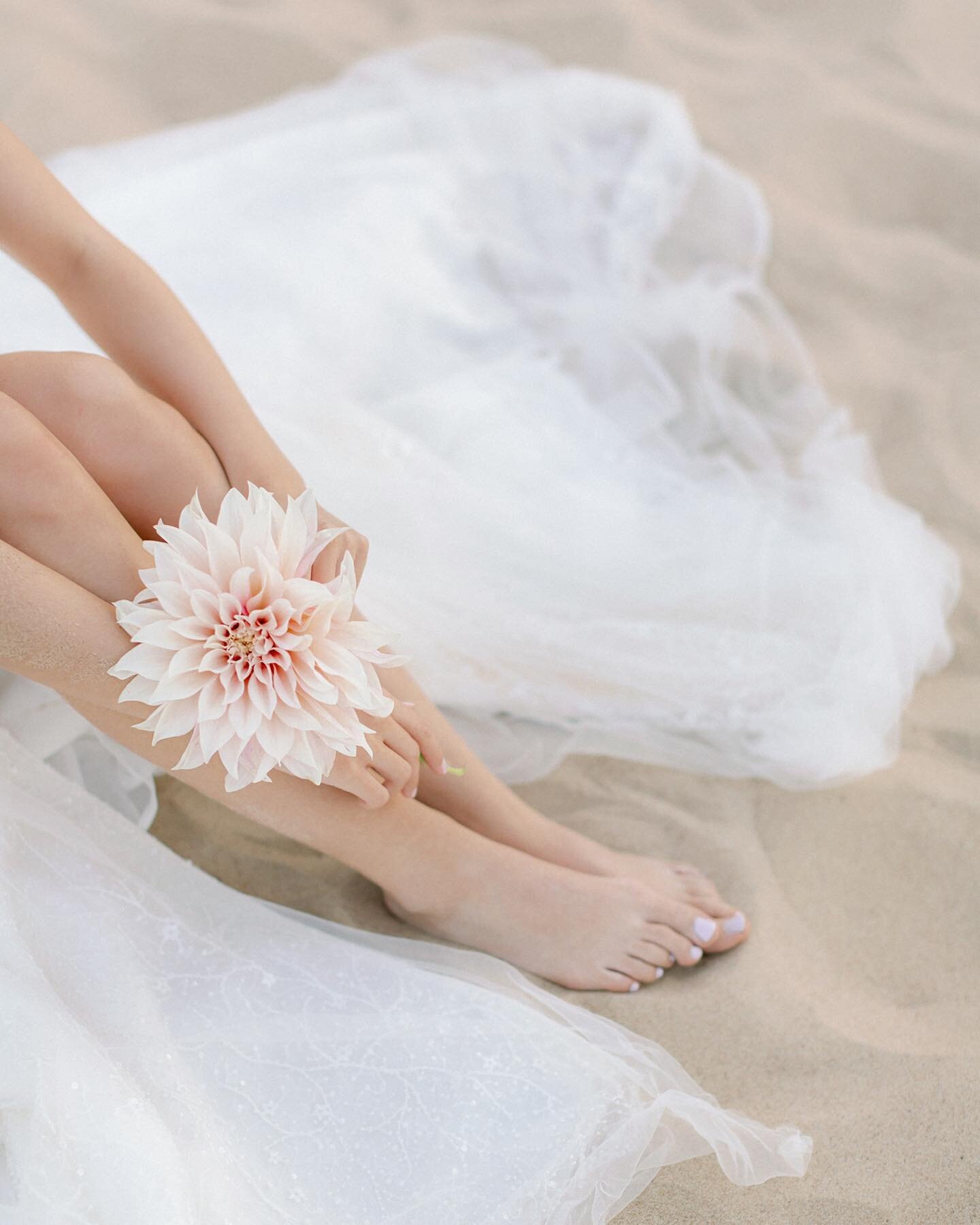 Smell of the sea air, sand beneath your feet... ✨
.
.
@mialavi_bridal
@muscari_flowerdesign
@a.zimny
.
#fineartweddingphotography #fineartphotography #fotografslubny #fotografslubnygdansk #fotografslubnytrojmiasto #fotografslubnysopot #fotografgdansk