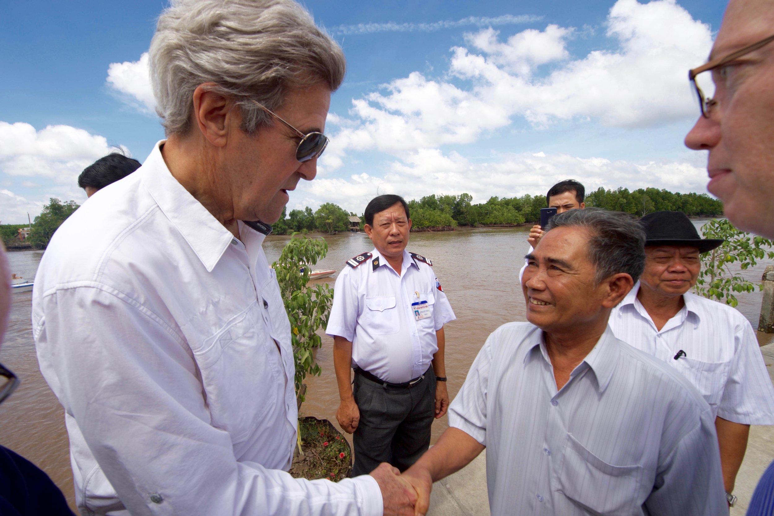  Secretary Kerry meets a former Viet Cong soldier who tells him the truth about that 1969 battle. 