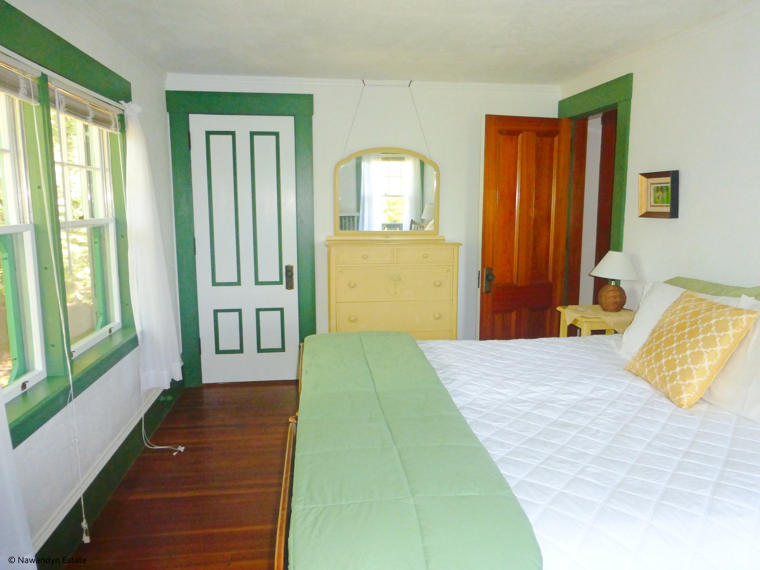 Green Bedroom sleeps 2 in a king or 2 twins