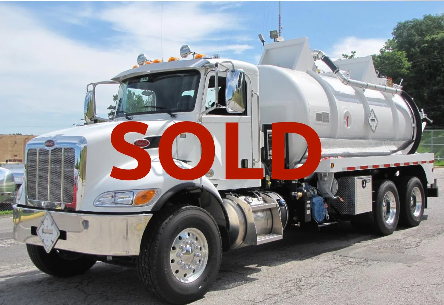 SOLD - Carbon Steel 3200 gallon 407/412 full open rear door with hoist 2016 Peterbilt 348 Moro PM110W