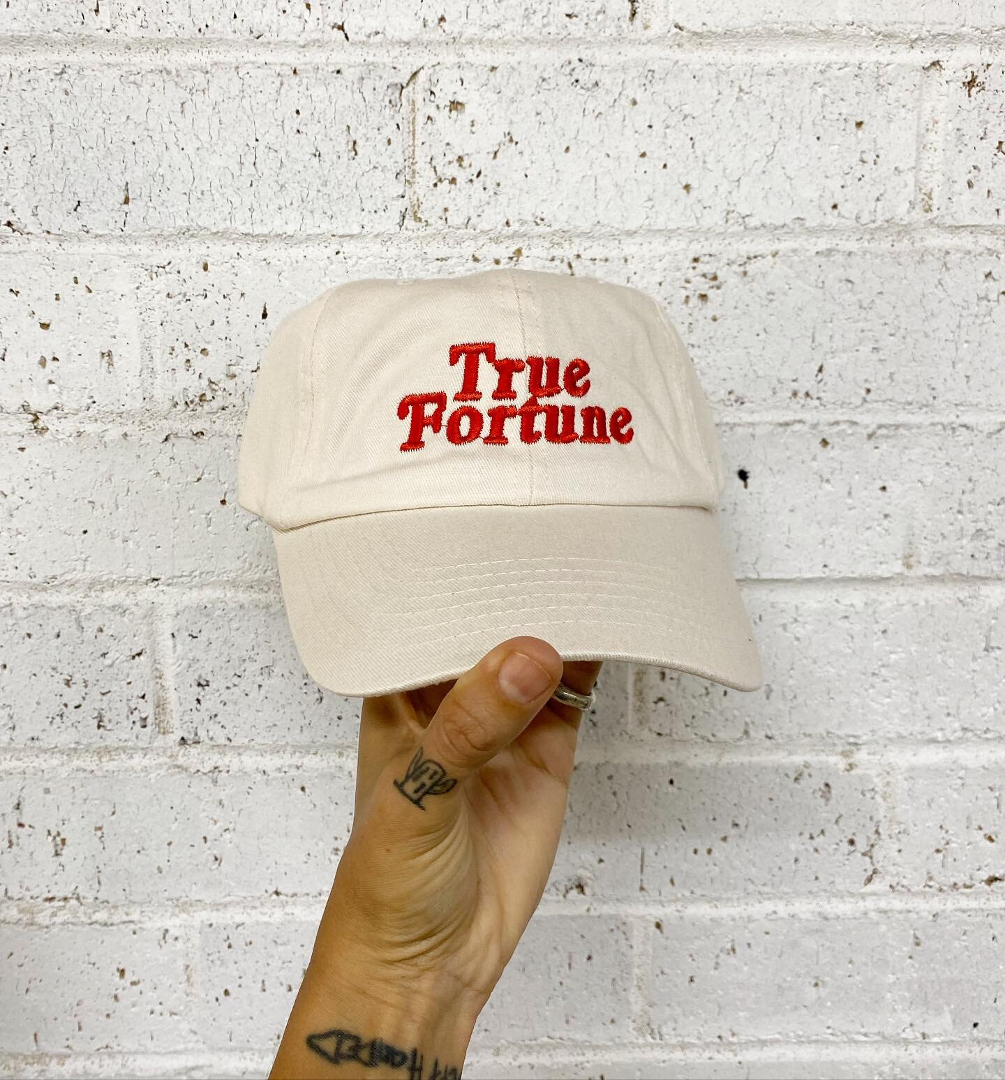 We&rsquo;ll never get over red stitching on the natural dad cap from @weekdaygoods 
Pure classic right her first @_true_fortune_