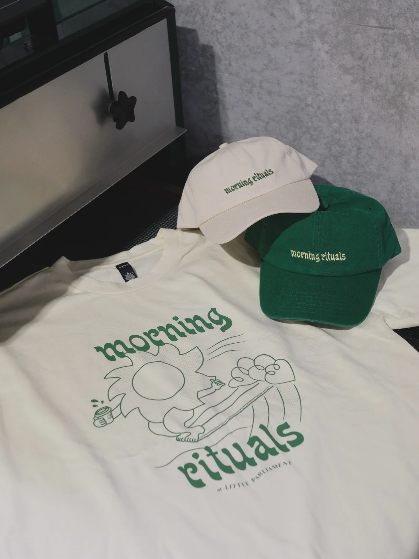 Tee + Hat Combo always a good idea!

Client : @littleparliament 
Tees : @ascolour 
Hats : @houseofpeaksofficial