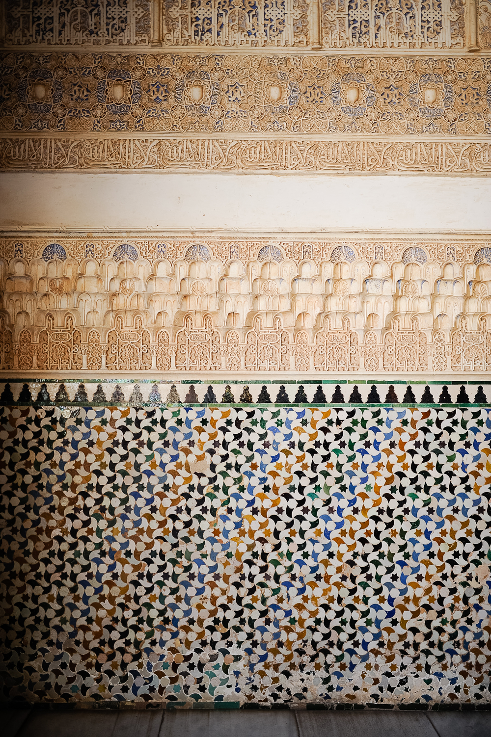  Arabic decoration uses no animal or human figures only "arabesque" geometric figures and inscriptions. &nbsp;Over and over, around the walls, is inscribed "The only victor is Allah." &nbsp;(Wherever you see the slight "W") 