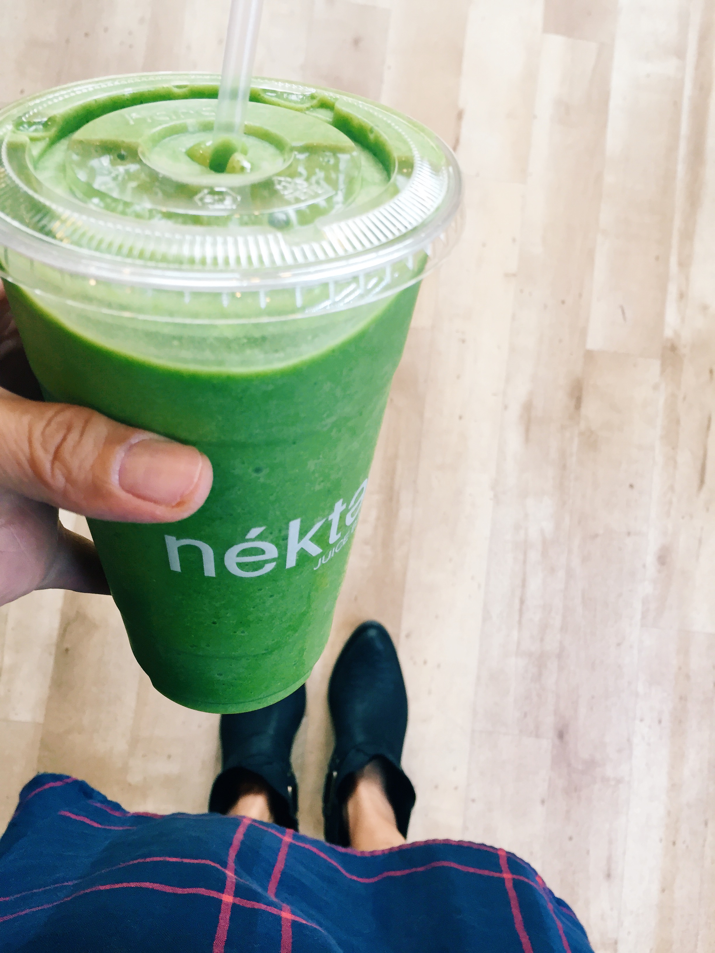 I can't live without my green smoothie ! (please ignore my chipped nail)