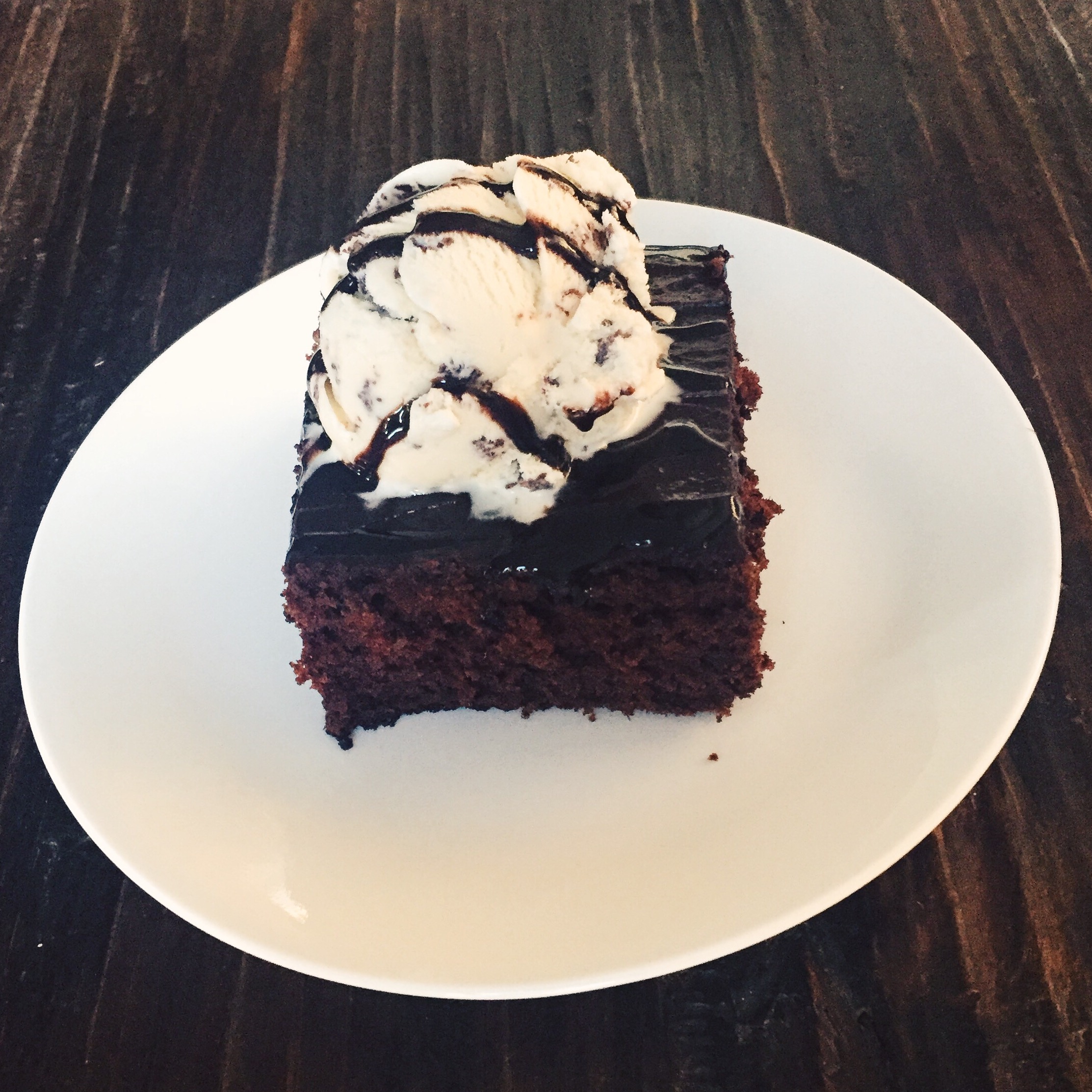 Over here I paired it with mint chocolate ice cream and topped it with chocolate syrup. Perfect for chocolate lovers!